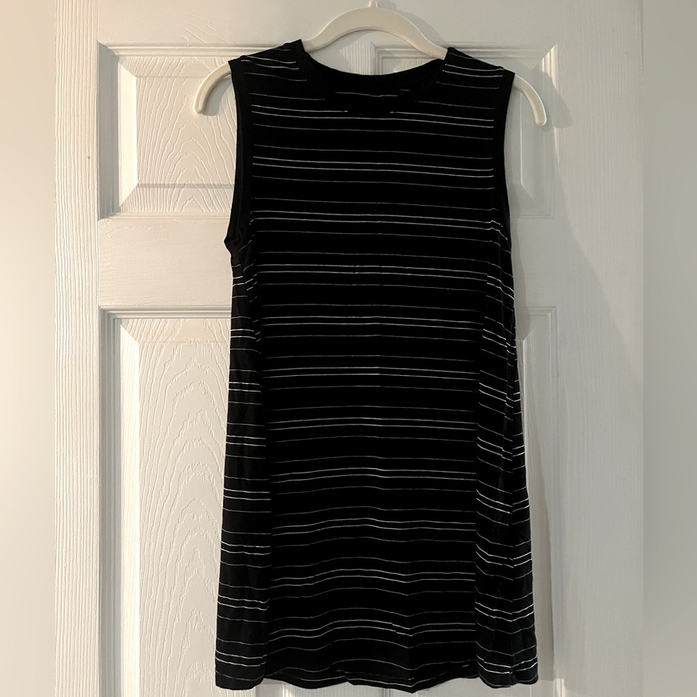 Like new Small BLK/white stripe long flowy tank